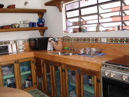 [Kitchen right]